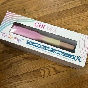 Chi vibes “on the edge” curved edge hairstyling iron 1.5”